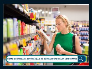 Mulher analisando produtos em prateleira de supermercado