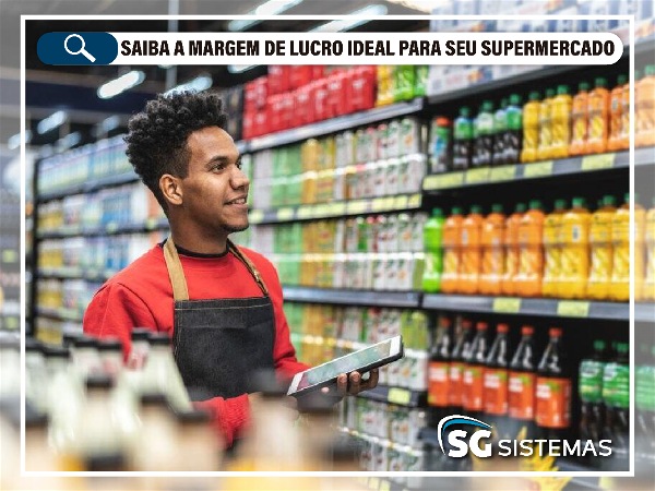 Funcionário de supermercado usando tablet para fazer a análise financeira dos produtos em prateleira