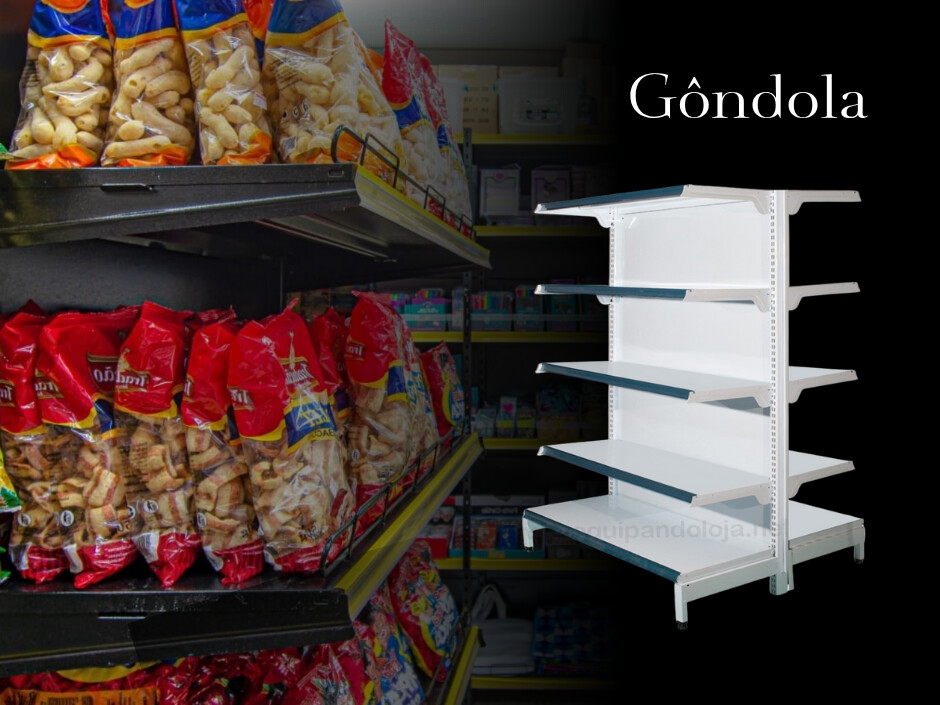 Gôndola de supermercado com snacks e salgadinhos.