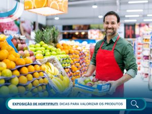 Homem em mercado segurando frutas variadas