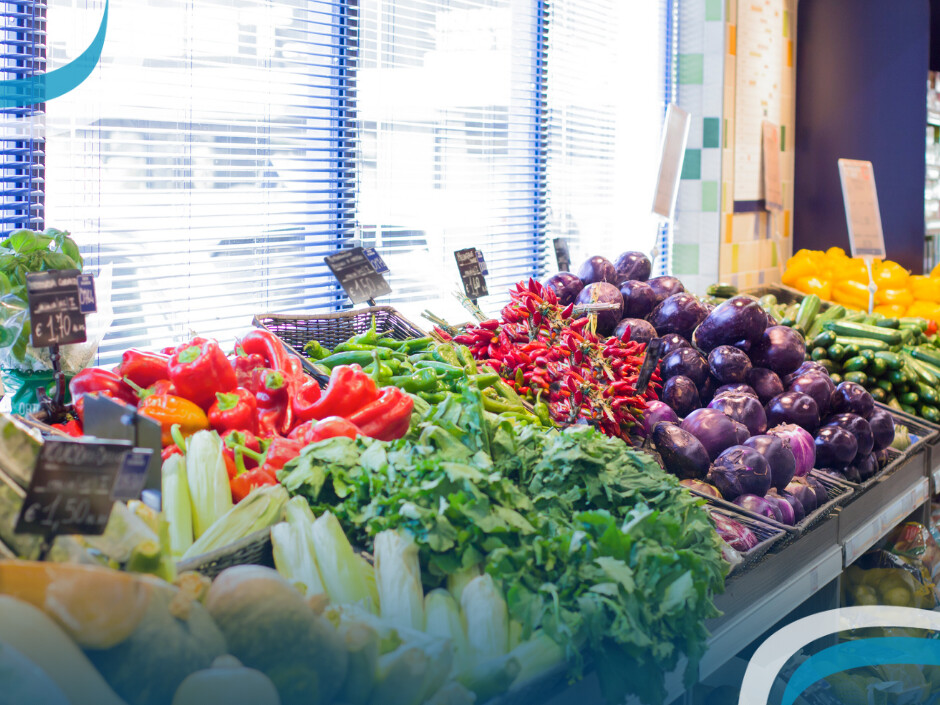 Variedade de legumes e verduras frescas em mercado