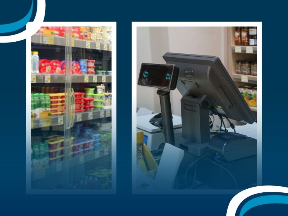 Caixa de supermercado com produtos visíveis