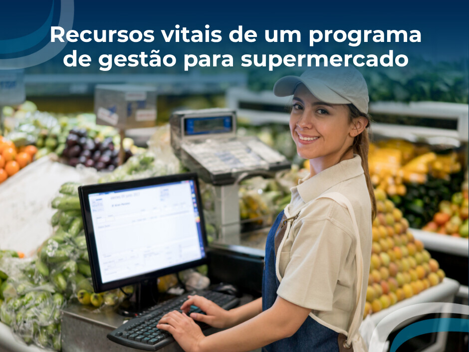 Funcionária de supermercado usando programa de gestão