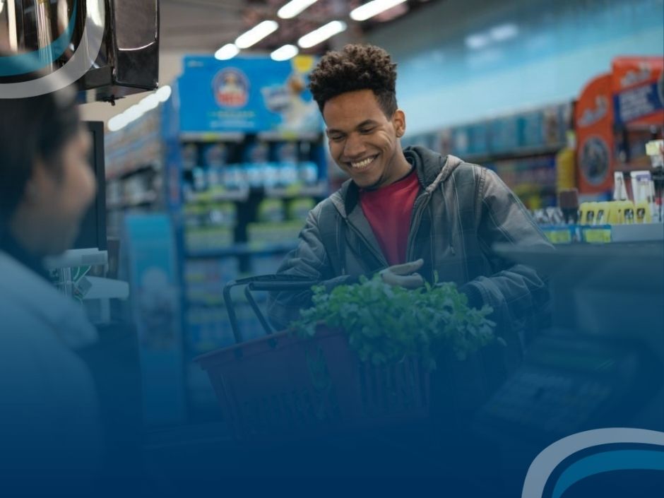 Homem sorridente fazendo compras em supermercado