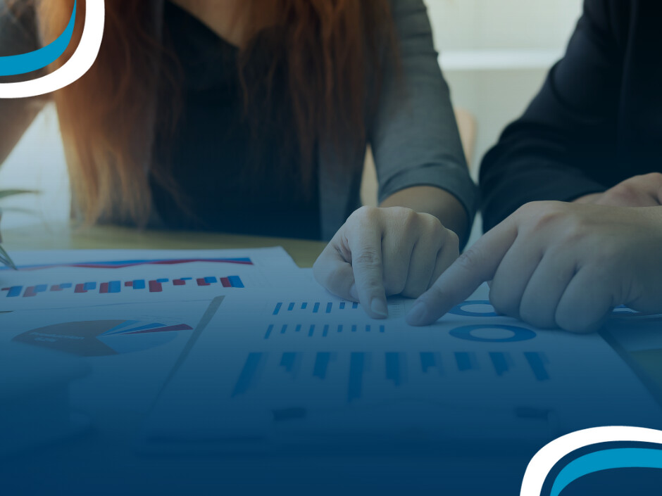 Análise de gráficos em reunião de negócios