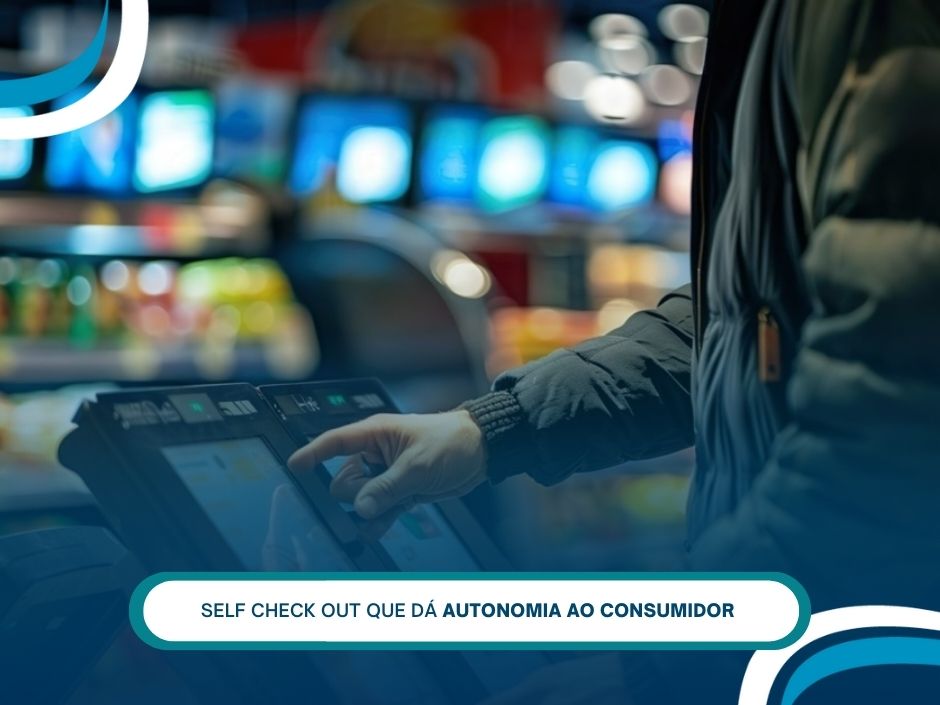 Pessoa utilizando caixa de self check out no supermercado