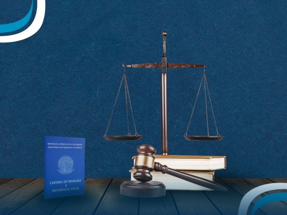 BlogSGSistemas24 Balança da justiça e documentos legais sobre fundo azul.