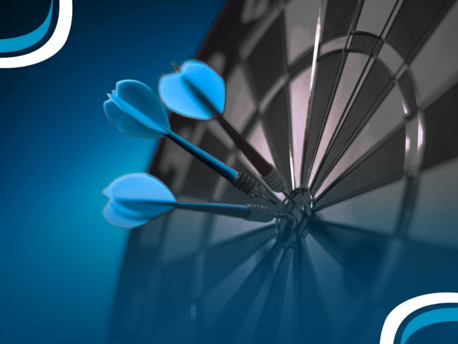 Dardos acertando o alvo em jogo de dardos