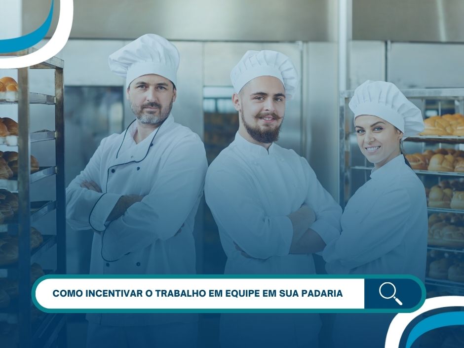 Equipe de padeiros sorrindo na padaria