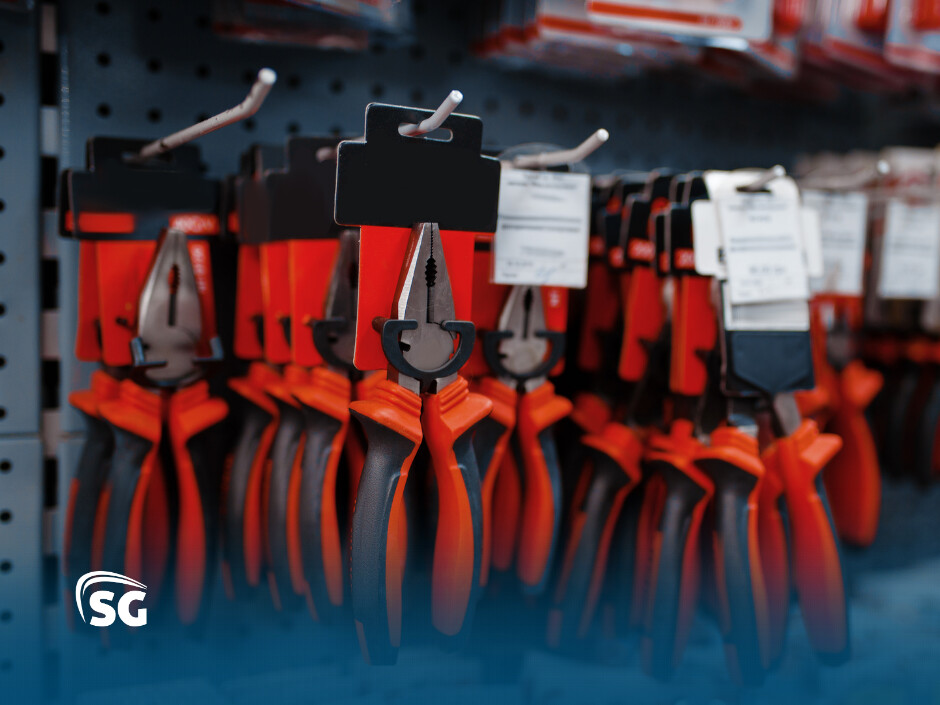 Conjunto de alicates em prateleira de loja de ferramentas