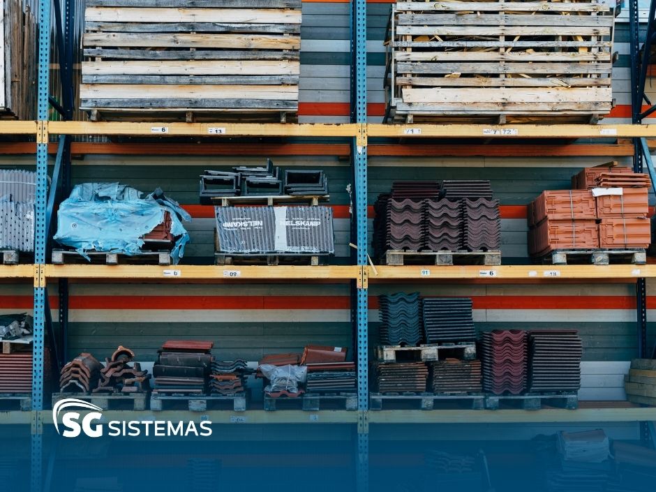 Prateleiras com materiais de construção variados