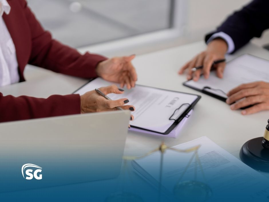 BlogSGSistemas39 Pessoas em reunião discutindo documentos jurídicos.
