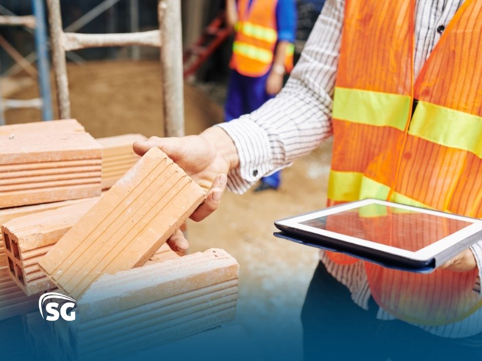 BlogSGSistemas37 Trabalhador com tablet e tijolos na construção civil