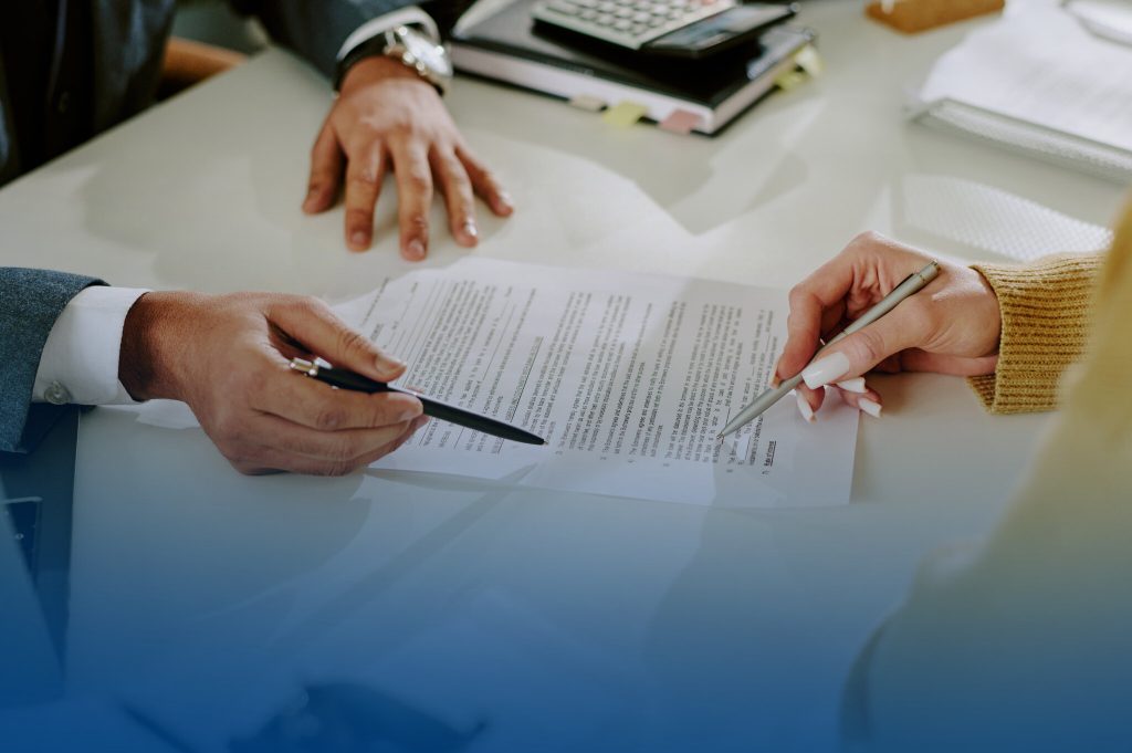 DRIVETHRU7 Pessoas assinando contrato em mesa de trabalho
