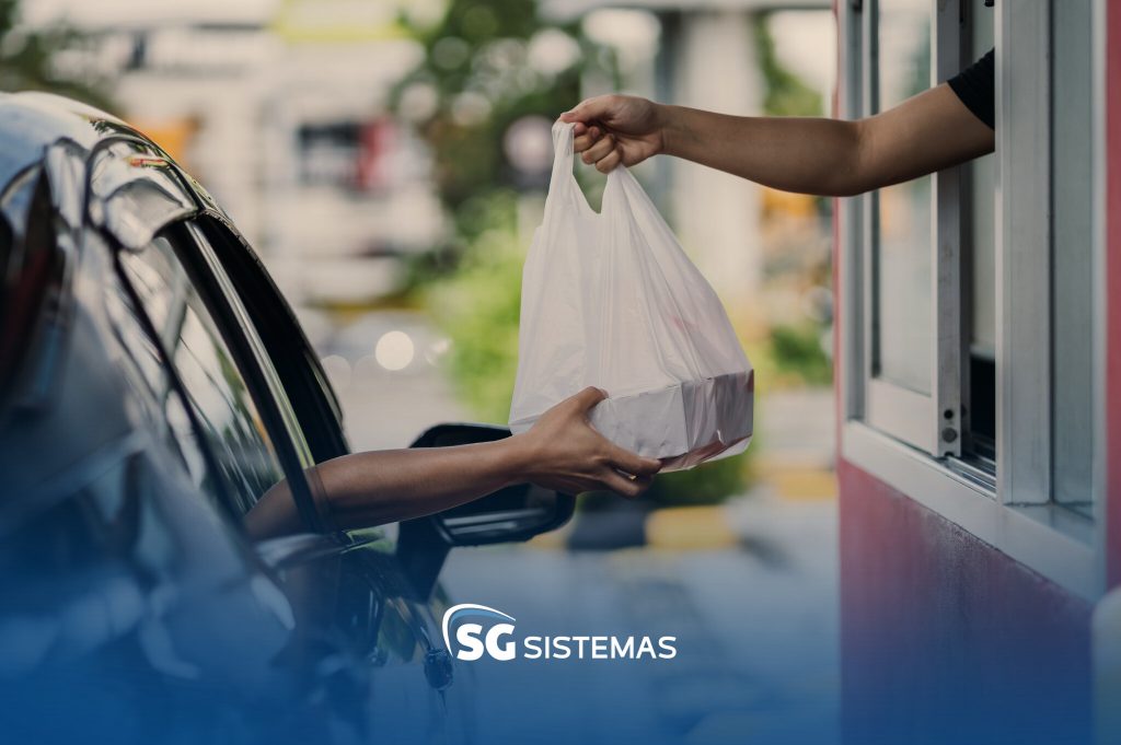 DRIVETHRU3 Entrega de comida em restaurante drive-thru