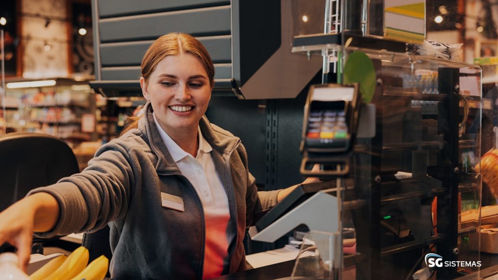 992 RECARREGUEASENERGIAS1 Atendente sorridente em um caixa de supermercado