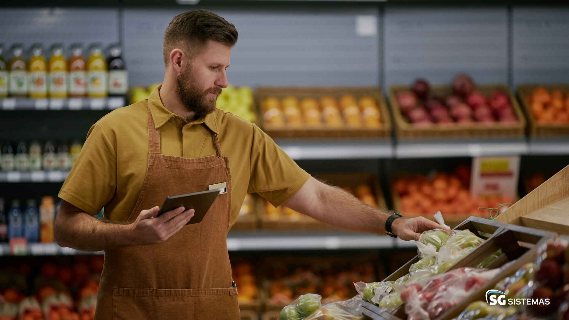 Funcionário avaliando produtos em um mercado.