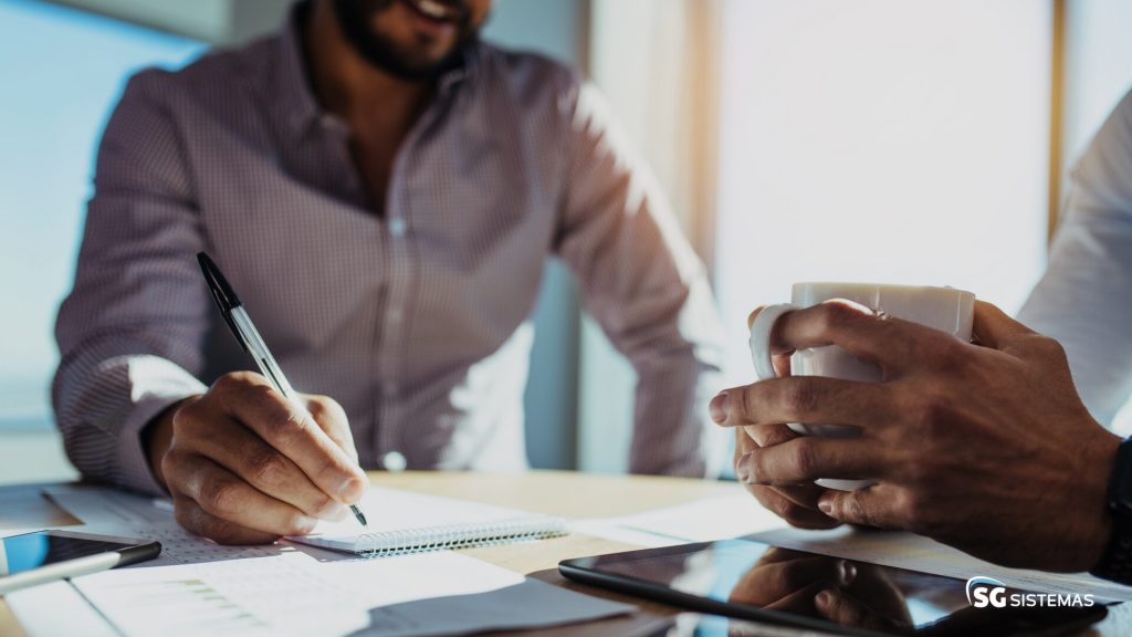 RECARREGUEASENERGIAS6 Pessoas escrevendo e tomando café em mesa de trabalho