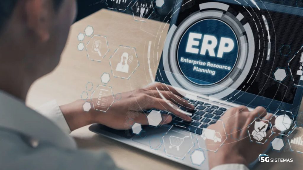 RECARREGUEASENERGIAS7 Pessoa usando sistema ERP em laptop