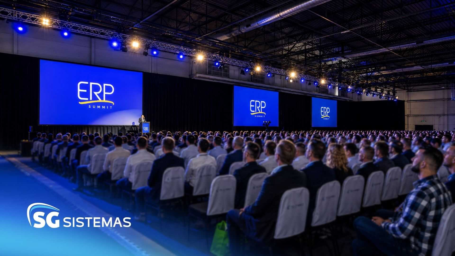 Público em evento ERP Summit com palestrante no palco